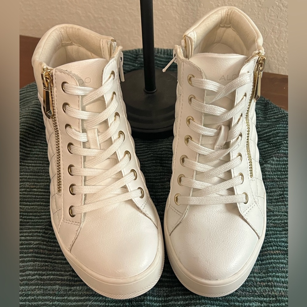ALDO Ailannah Size 6 ladies White leather hi-top Sneakers with zipper EUC